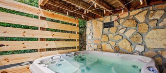 COZY 2BD Cabin in the Woods +Fireplace/HOT TUB