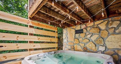 COZY 2BD Cabin in the Woods +Fireplace/HOT TUB