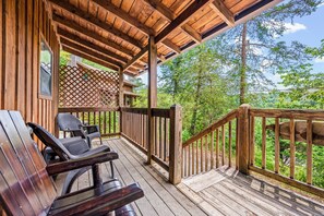 Terrace/patio - COZY 2BD Cabin in the Woods +Fireplace/HOT TUB (Sevierville)