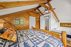 2 bedrooms, desk, iron/ironing board, travel cot - COZY 2BD Cabin in the Woods +Fireplace/HOT TUB (Sevierville)