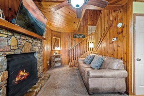 TV, fireplace - COZY 2BD Cabin in the Woods +Fireplace/HOT TUB (Sevierville)