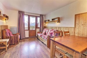 Living area - 150m from resort center, 5th floor, balcony, ski locker, 25m², La Tania (Courchevel)