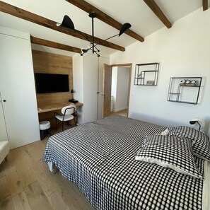 4 bedrooms, desk, iron/ironing board, travel cot