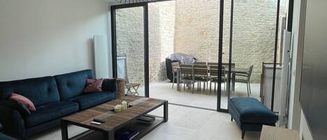 Smart TV, tavolo da calcetto, libri, biblioteca musicale