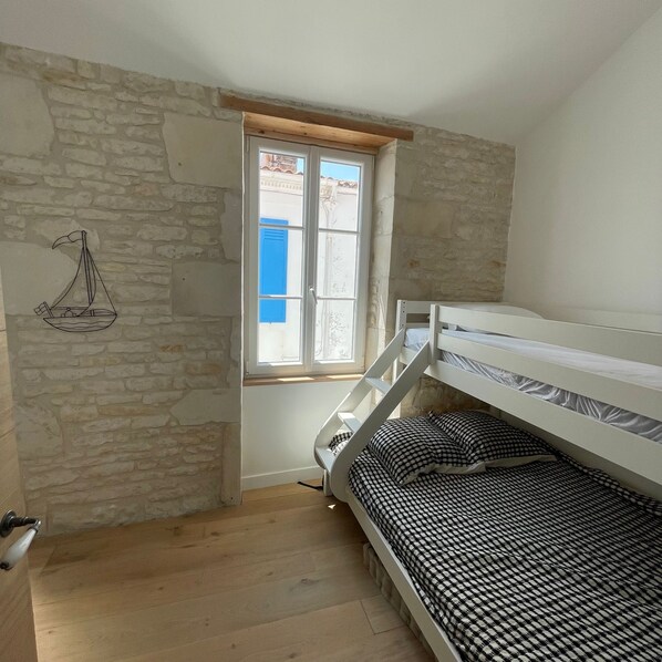 4 bedrooms, desk, iron/ironing board, travel cot