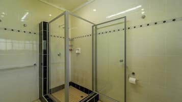 Zimmer, 1 Schlafzimmer, barrierefrei, Terrasse | Badezimmer
