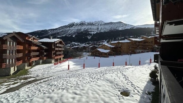 A snow-covered ski slope with buildings in the background. - 100m from shops, 2nd floor, view ski slopes, balcony, ski locker, 39m², Valmorel (Valmorel)