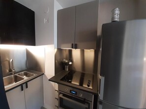 Kühlschrank, Mikrowelle, Wasserkocher mit Kaffee-/Teezubehör