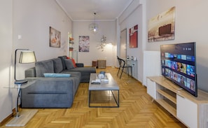 Departamento urbano | Área de sala de estar | Smart TV de 55 pulgadas con canales digitales y Netflix