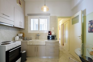 Departamento urbano | Cocina privada | Refrigerador con congelador, microondas, horno y parrilla de estufa