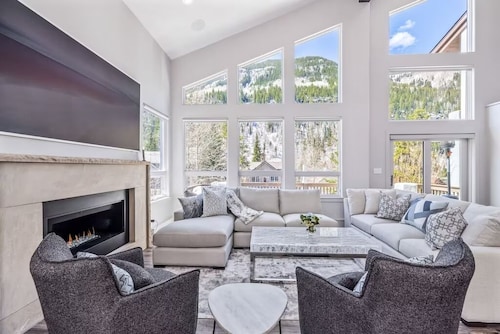 Newly remodeled E. Vail home on Free Shuttle with gorgeous views, hot tub and AC
