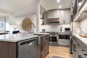 Geladeira, micro-ondas, fogão, cooktop