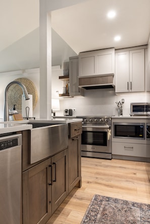 Refrigerador, microondas, horno, placa de cocina