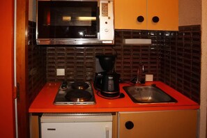 A compact kitchen with a microwave, coffee maker, and sink. - Ski-in/ski-out & foot of the slopes, 6th floor, balcony, tv, ski locker, 18m², Les Orres (Les Orres)