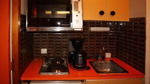 A compact kitchen with a microwave, coffee maker, and sink. - Ski-in/ski-out & foot of the slopes, 6th floor, balcony, tv, ski locker, 18m², Les Orres (Les Orres)