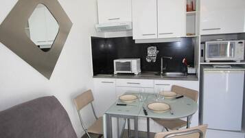 Réfrigérateur, micro-ondes, cafetiÚre/bouilloire