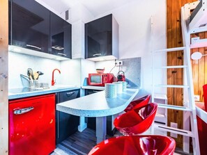 Fridge, microwave