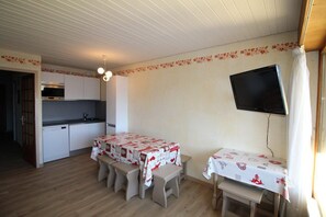 Dining - At the foot of shops, 3rd floor, view mountain, balcony, tv, ski locker, 55m², Auris en Oisans (Auris)