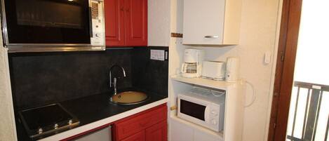 Fridge, microwave, oven, coffee/tea maker