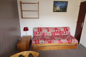 WiFi - Ski-in/ski-out & foot of the slopes, 1st floor, view open, balcony, ski locker, 17m² (Auris)