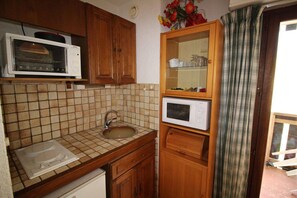 Kühlschrank, Mikrowelle, Ofen, Wasserkocher mit Kaffee-/Teezubehör