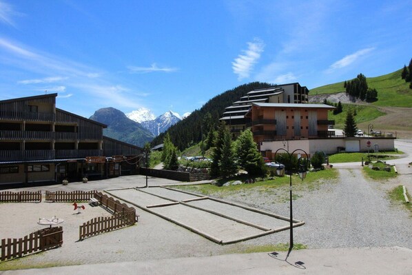 Property grounds - Ski-in/ski-out & foot of the slopes, 1st floor, view panoramic, balcony, tv, ski locker, 35m² (Auris)