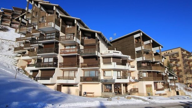 A multi-story hotel with balconies, located on a snowy slope. - 300m from resort center, 2nd floor, view mountain, balcony, tv, 17m², Auris en Oisans (Auris)