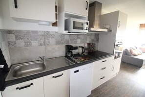 Kjøleskap, mikrobølgeovn, ovn og oppvaskmaskin