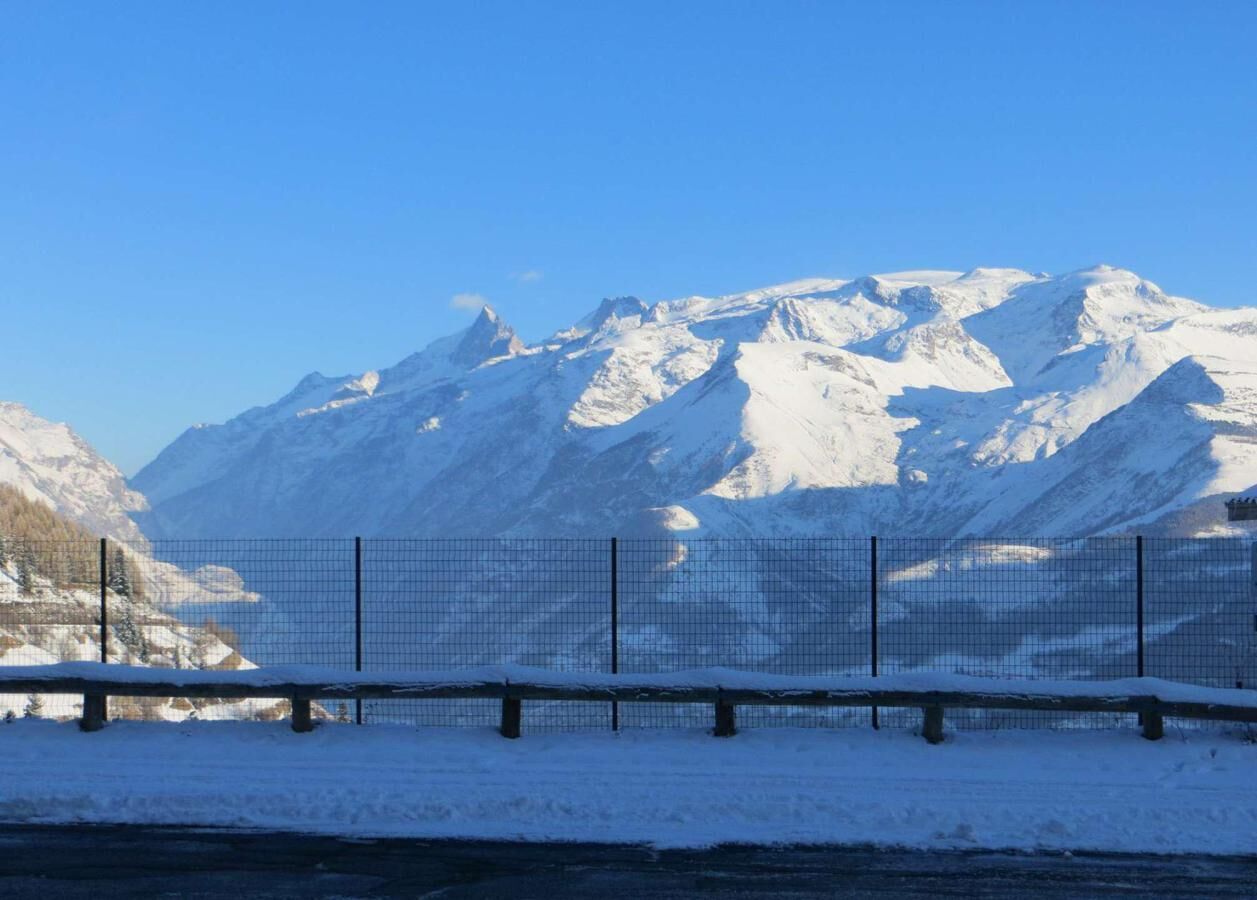 Una cordillera nevada con cielo despejado.