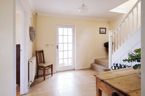 32-inch flat-screen TV with cable channels, fireplace - Primrose Farm Cottage - 3 Bed - Rhossili (Swansea)
