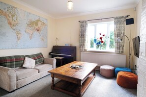 32-inch flat-screen TV with cable channels, fireplace