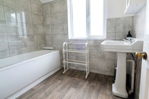 Chaumière Standard | Salle de bain | Ensemble baignoire-douche, serviettes fournies