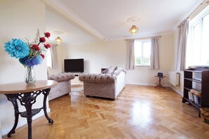 32-inch flat-screen TV with cable channels, fireplace - Primrose Farm Cottage - 3 Bed - Rhossili (Swansea)