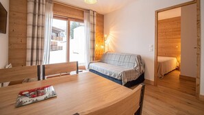 Interior - 50m from ski slopes, 3rd floor, view building, terrace, tv, 36m², Valmorel (Les Avanchers-Valmorel)