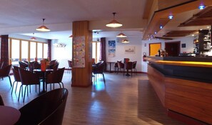 Bar (on property) - 100m from ski slopes, balcony, parking, tv, ski locker, 30m², Ceillac en Queyras (Ceillac)