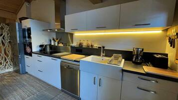 Een koelkast, een microgolfoven, een oven, een vaatwasser