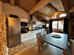 Fridge, microwave, oven, dishwasher - Chalet, balcony, tv, ski locker, 80m², Saint Martin de Belleville (Saint-Martin-de-Belleville)