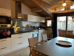 Kjøleskap, mikrobølgeovn, ovn og oppvaskmaskin
