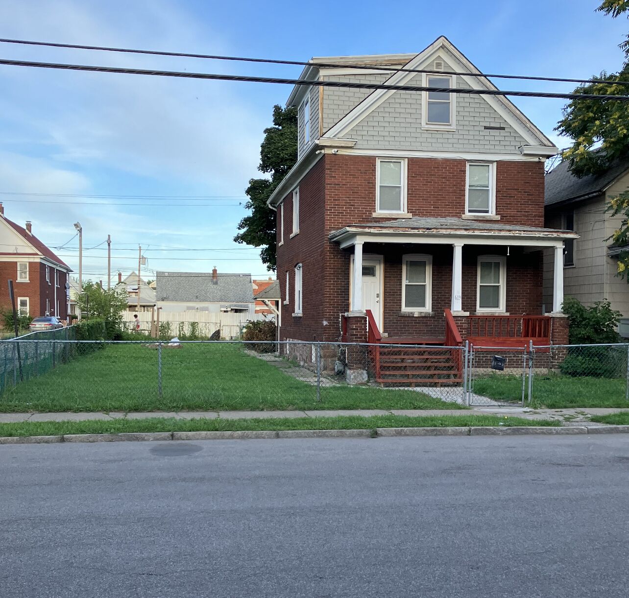 Experience the charm of our historic home , 5 minutes from Niagara Falls Park 