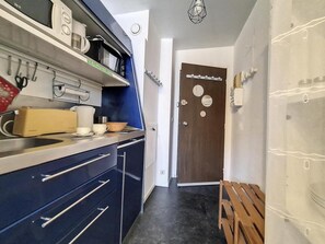 Kühlschrank, Mikrowelle, Ofen, Wasserkocher mit Kaffee-/Teezubehör