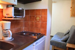 Réfrigérateur, cafetière/bouilloire