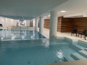 Indoor pool, a heated pool - 80m from resort center, 1st floor, view ski slopes, swimming pool, terrace, tv, ski locker, 29m² (Eaux-Bonnes)