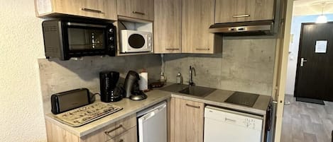 Fridge, microwave, dishwasher, coffee/tea maker