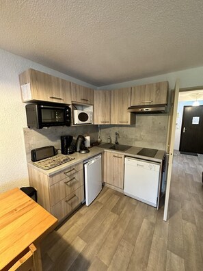 Fridge, microwave, dishwasher, coffee/tea maker