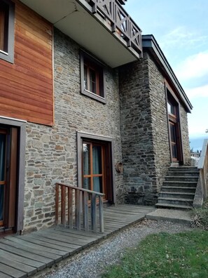 A two-story stone building with wooden shutters, a staircase, and a wooden deck. - 300m from resort center, parking, tv, ski locker, 35m², Les Angles (Les Angles)