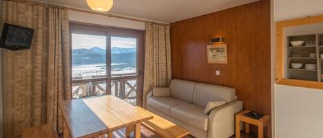 Una mesa de tenis de mesa