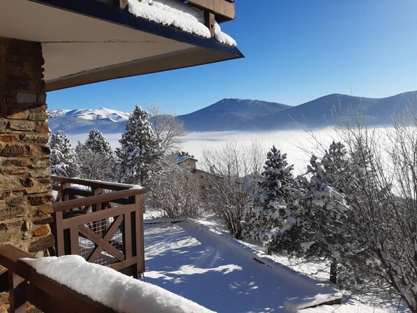 A snow-covered balcony with a view of mountains and a lake. - 300m from resort center, balcony, parking, tv, ski locker, 53m², Les Angles (Les Angles)