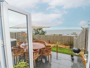 Outdoor dining - Tŷ Glas (Bridgend)