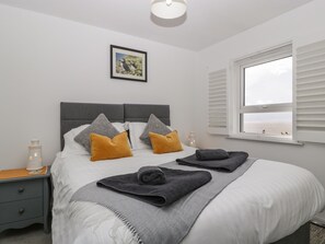 3 bedrooms, individually decorated, individually furnished, free WiFi - Tŷ Glas (Bridgend)