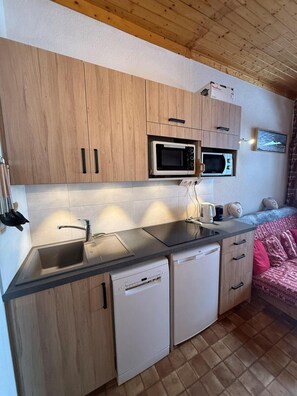 Kylskåp, mikrovågsugn och kaffe- och tebryggare